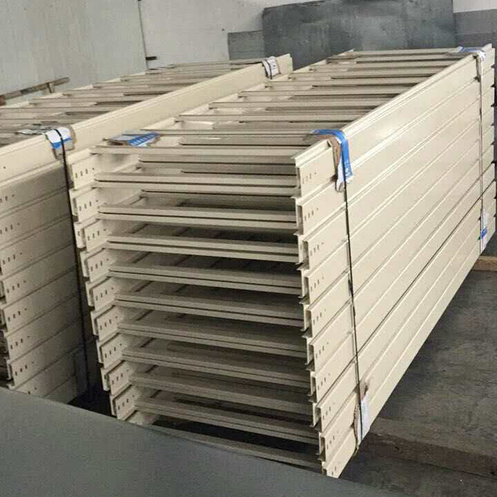 梯（tī）級式噴塑橋架